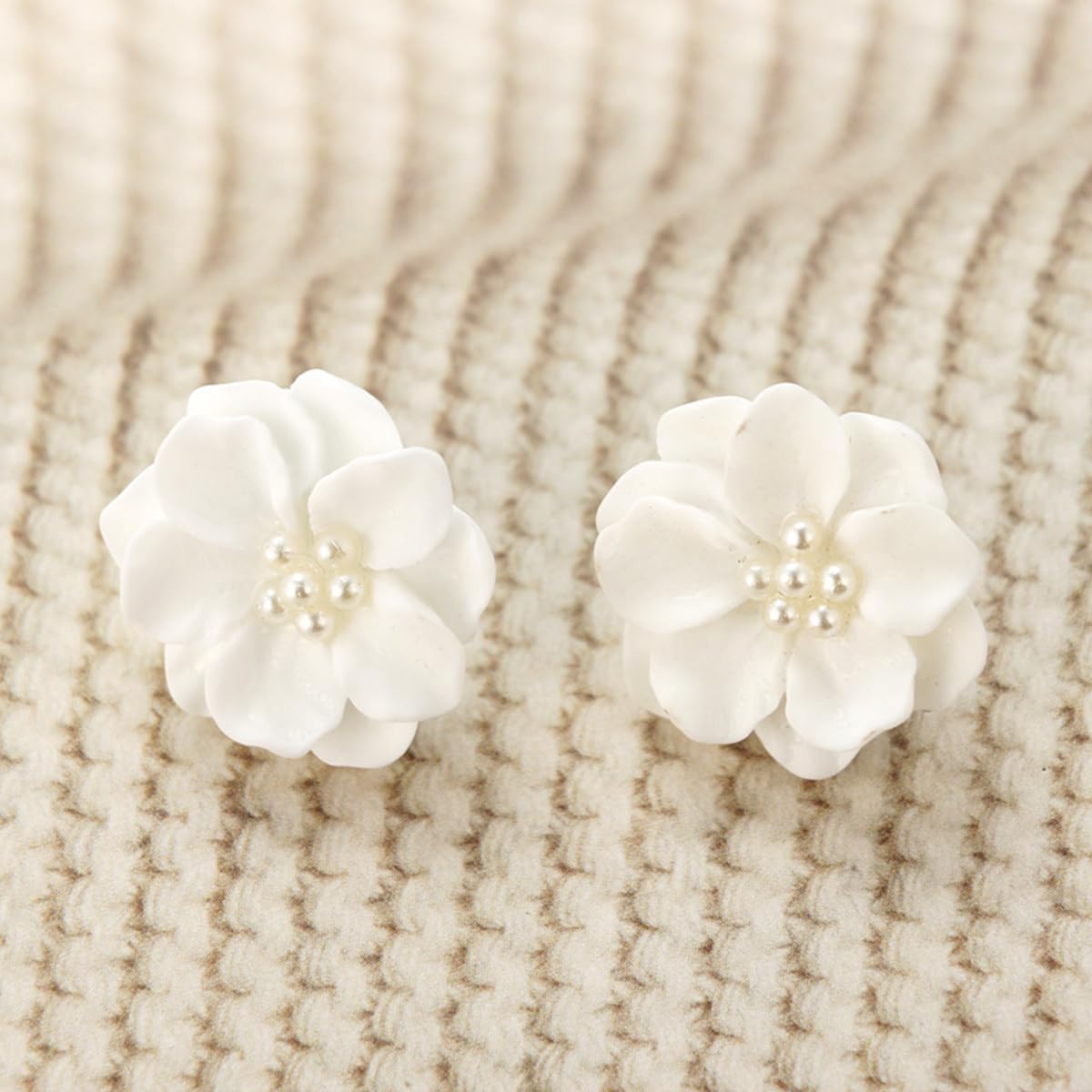 Boho Acrylic Pearl Flower Stud Earrings for Women, White Exaggeration Camellia Drop Earrings, Sweet Resin Flower Dangle Earrings Jewelry Gift