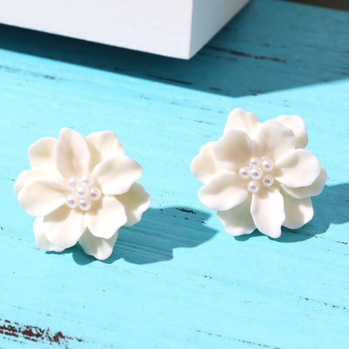 Boho Acrylic Pearl Flower Stud Earrings for Women, White Exaggeration Camellia Drop Earrings, Sweet Resin Flower Dangle Earrings Jewelry Gift