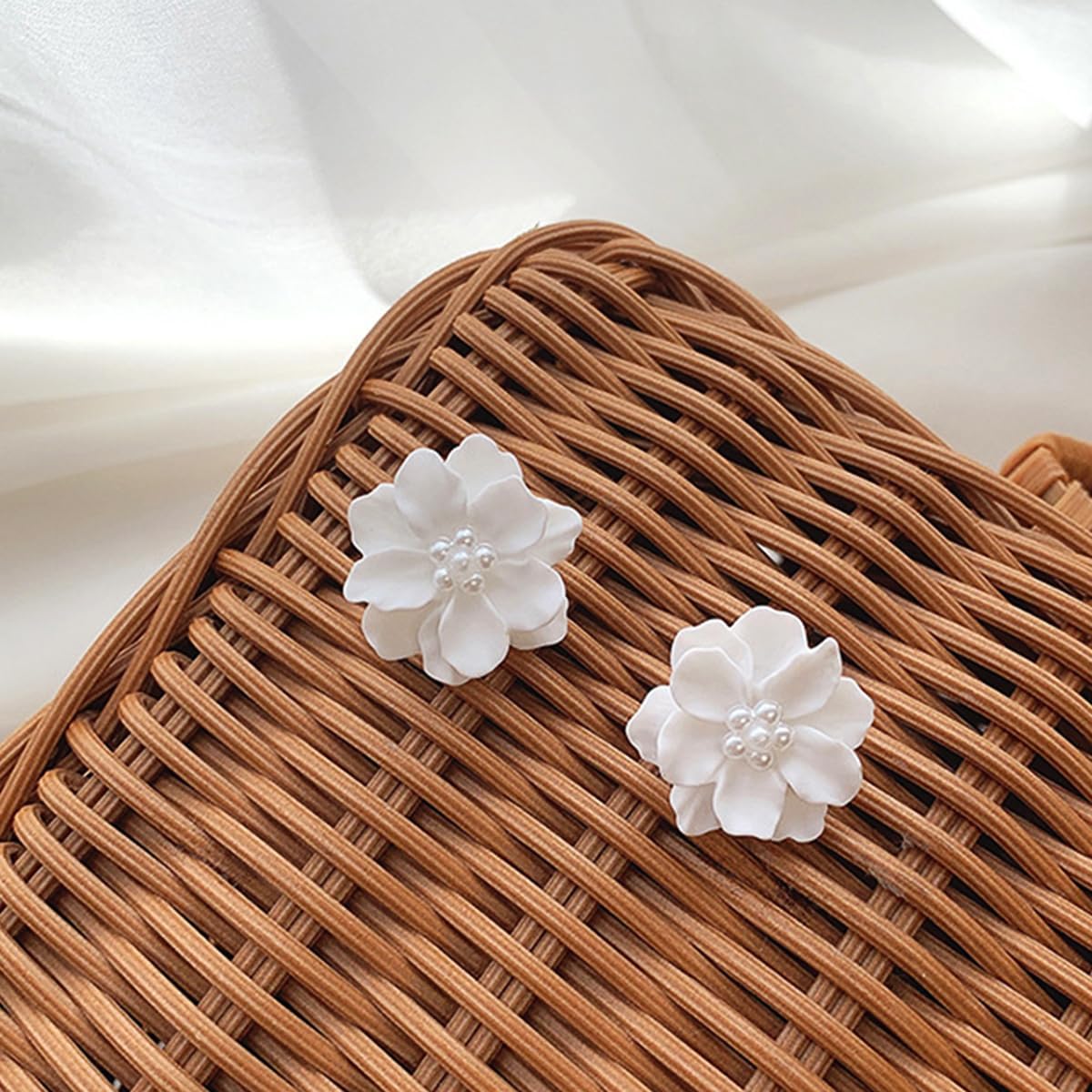 Boho Acrylic Pearl Flower Stud Earrings for Women, White Exaggeration Camellia Drop Earrings, Sweet Resin Flower Dangle Earrings Jewelry Gift